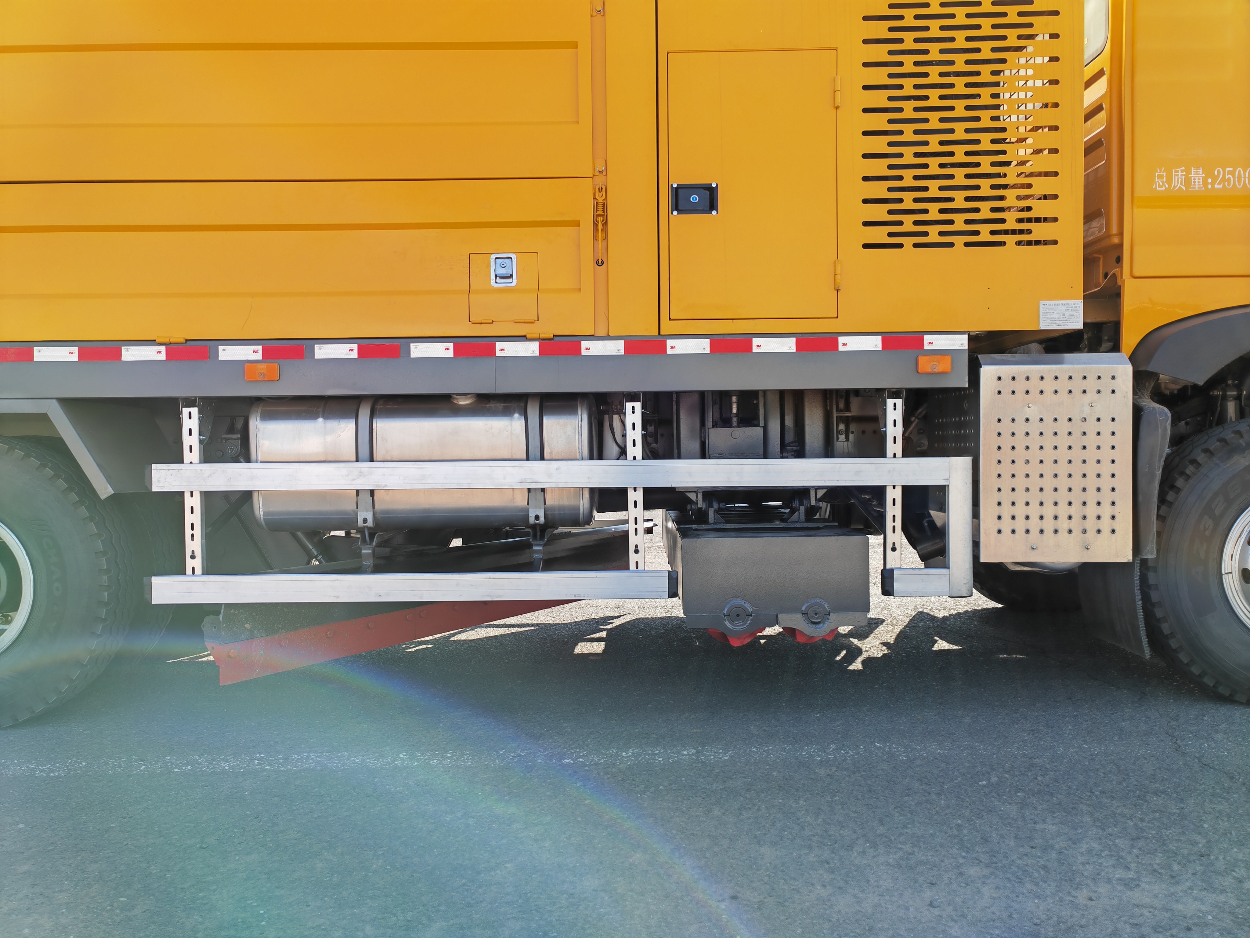 BLD5254TCXZZ6型(25噸)多功能除冰除雪車(圖3) BLD5254TCXZZ6型(25噸)多功能除冰除雪車(圖3)