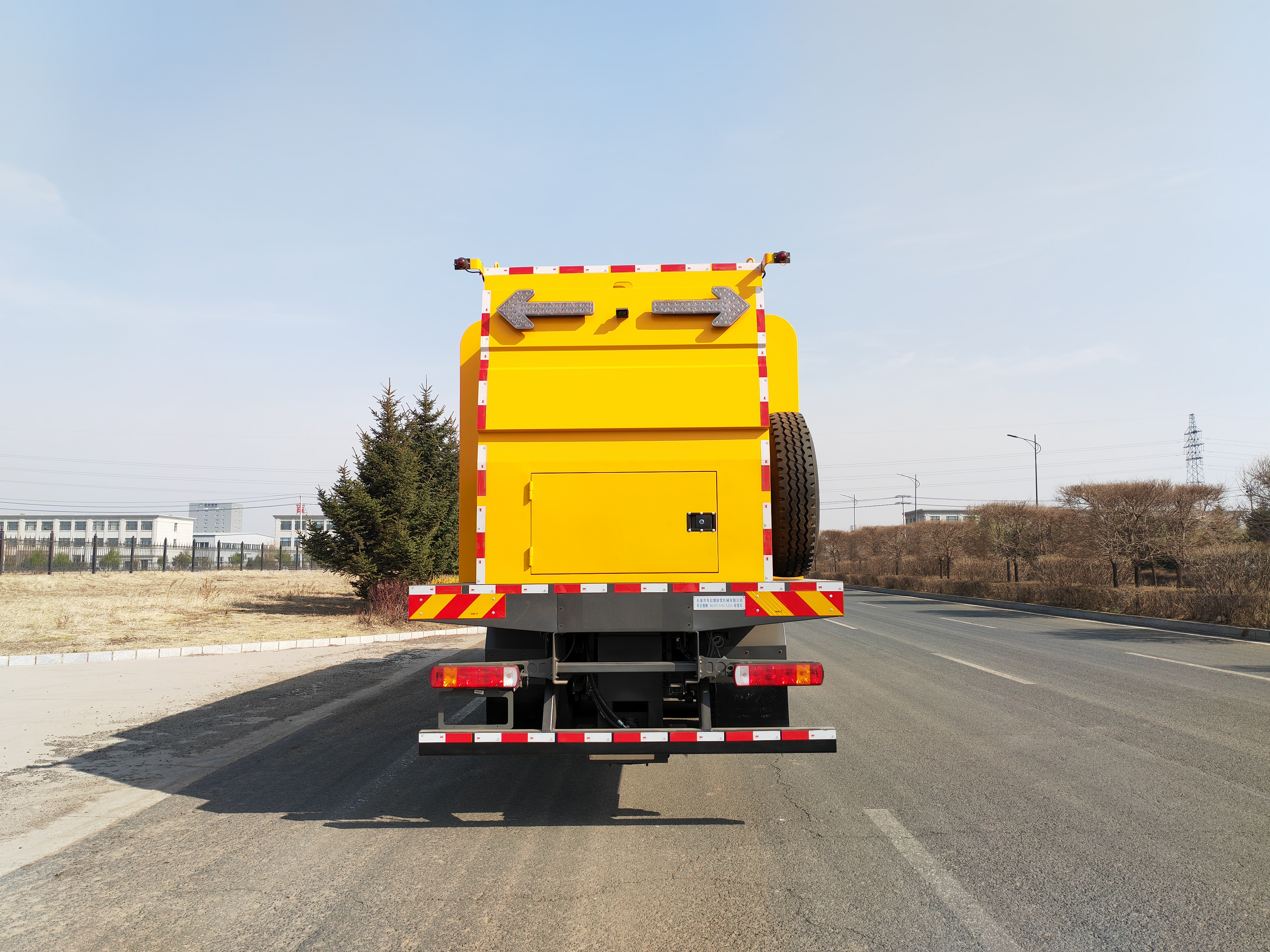 BLD5254TCXZZ6型(25噸)多功能除冰除雪車(圖4) BLD5254TCXZZ6型(25噸)多功能除冰除雪車(圖4)