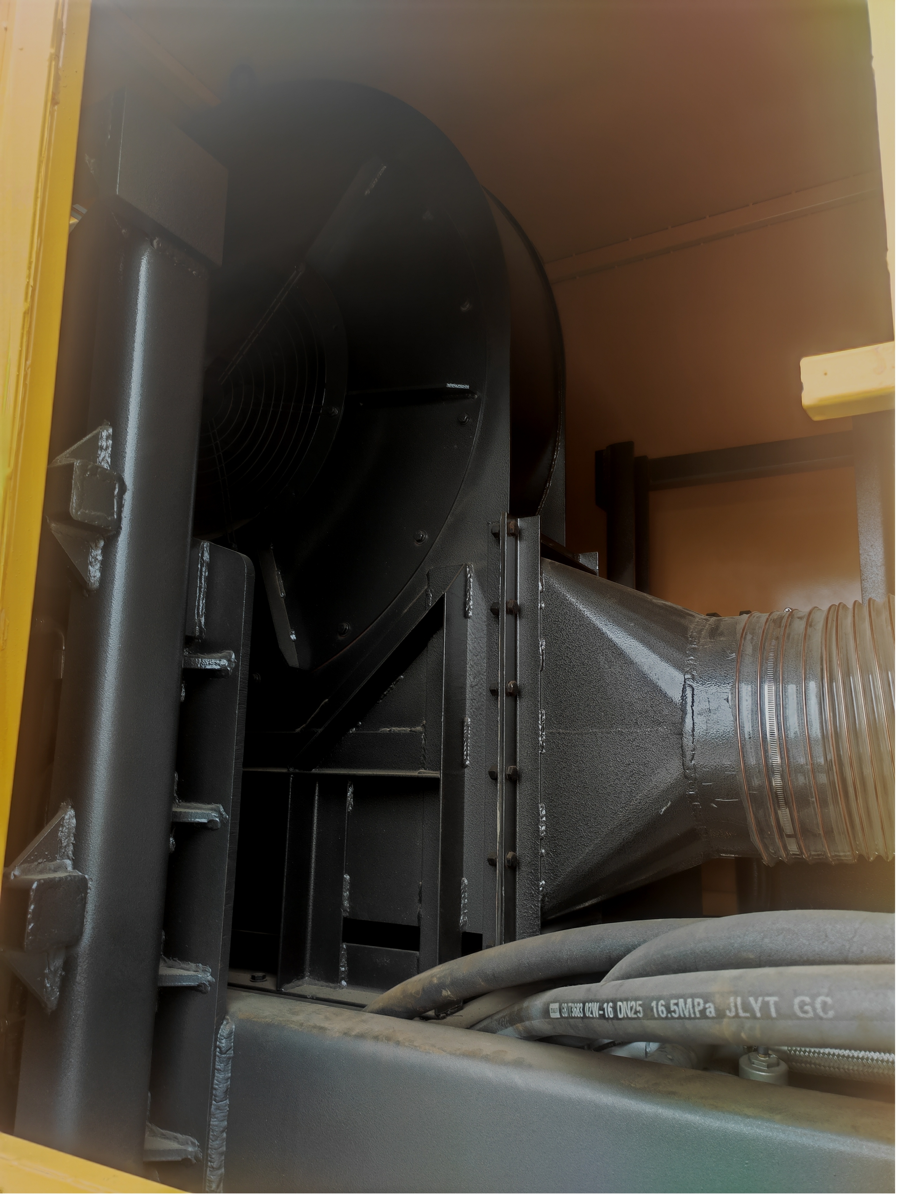 BLD5181TCXZZ6型(18噸)多功能除冰除雪車(圖6) BLD5181TCXZZ6型(18噸)多功能除冰除雪車(圖6)